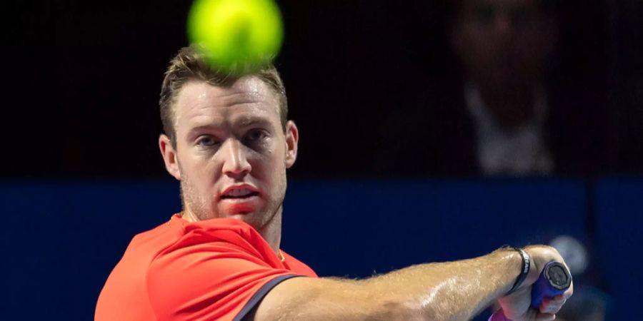 Jack Sock schlägt eine Vorhand an den Swiss Indoors in Basel 2018.