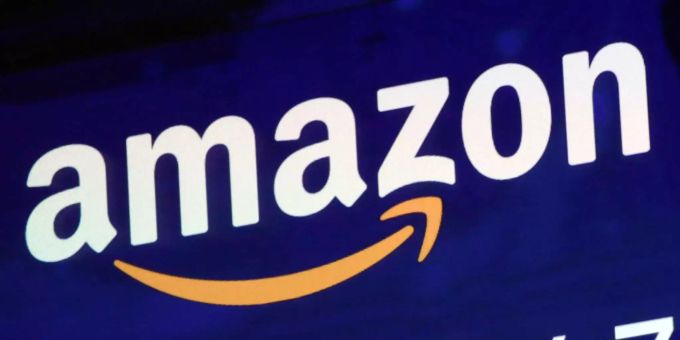 Das Logo von Amazon auf einem Bildschirm der Nasdaq MarketSite. Das Logo von Amazon auf einem Bildschirm der Nasdaq MarketSite.