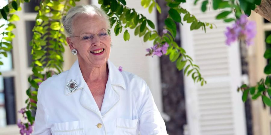 Die dänische Königin Margrethe II.  lächelt während einer Pressekonferenz in ihrer Residenz in Südfrankreich, dem Chateau de Cais.