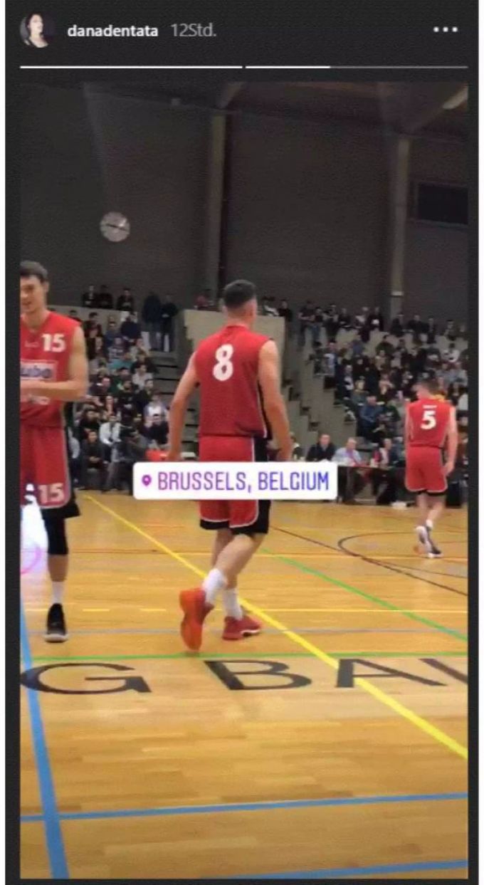 Dana Dentata stellt den Besuch des Basketballspiels in einer Insta-Story auf Social Media. Dana Dentata stellt den Besuch des Basketballspiels in einer Insta-Story auf Social Media.