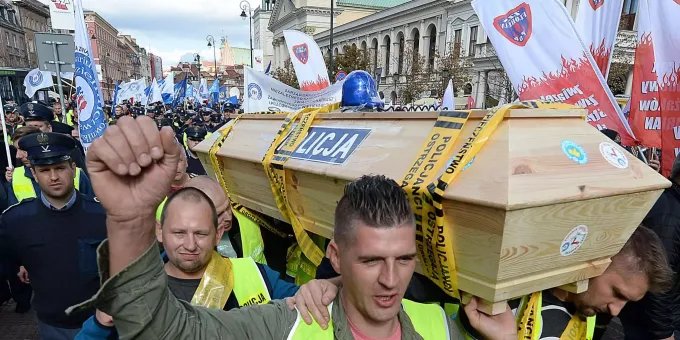 Tausende Polnische Polizisten Und Feuerwehrleute Demonstrieren In Warschau