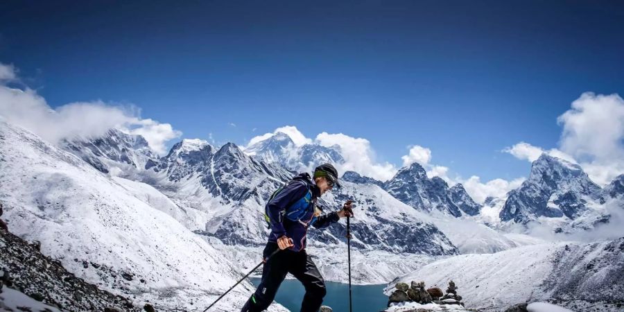 Peter Hinze beim Trailrunning in Nepal mit Mount Everest im Hintergrund, Bild: zvg/Peter Hinze