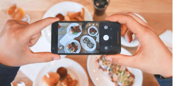 Viele Menschen fotografieren gerne ihr essen mit dem Handy. Viele Menschen fotografieren gerne ihr essen mit dem Handy.