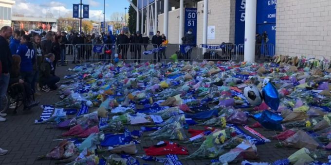 Die Menschen legen Blumen vor das Fussballstadion. Die Menschen legen Blumen vor das Fussballstadion.