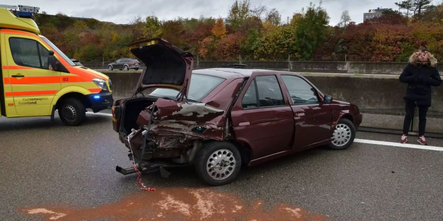 Verunfalltes dunkelrotes Auto mit Totalschaden hinten - zvg Kantonspolizei Basel-Landschaft