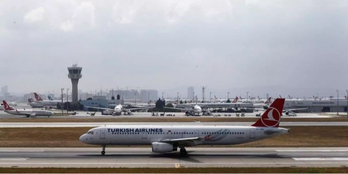 Eine Maschine der Turkish Airlines am Flughafen Istanbul. istanbul