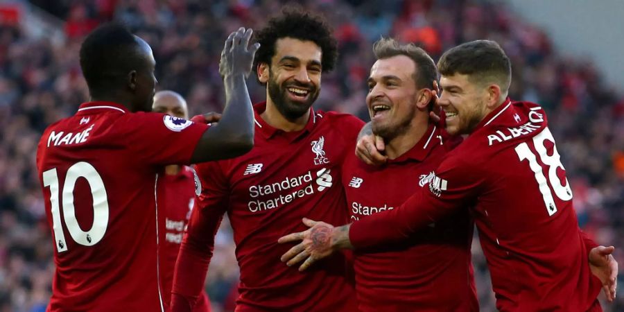 Xherdan Shaqiri (2.v.r.) und Mo Salah (2.v.l.) feiern mit ihren Kollegen vom FC Liverpool.