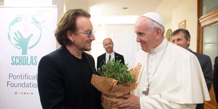 Bono trifft Papst Franziskus.