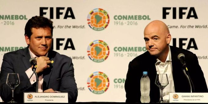Conmebol-Präsident Alejandro Dominguez (l.) und Fifa-Präsident Gianni Infantino (r.) bei einer gemeinsamen Pressekonferenz im Conmebol-Hauptquartier in Luque (PRY). Conmebol-Präsident Alejandro Dominguez (l.) und Fifa-Präsident Gianni Infantino (r.) bei einer gemeinsamen Pressekonferenz im Conmebol-Hauptquartier in Luque (PRY).