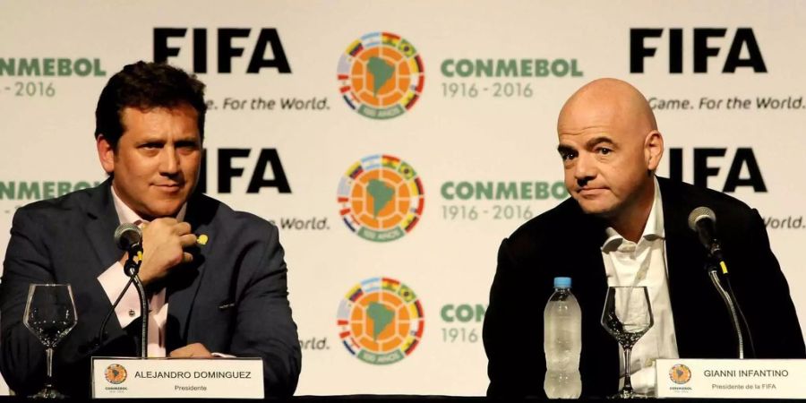 Conmebol-Präsident Alejandro Dominguez (l.) und Fifa-Präsident Gianni Infantino (r.) bei einer gemeinsamen Pressekonferenz im Conmebol-Hauptquartier in Luque (PRY).