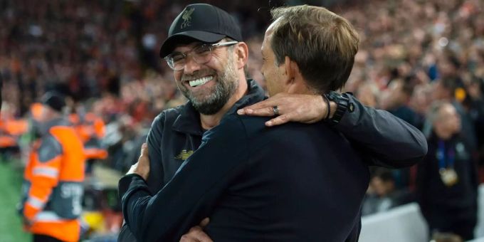 Jürgen Klopp und Thomas Tuchel herzen sich. Jürgen Klopp und Thomas Tuchel herzen sich.