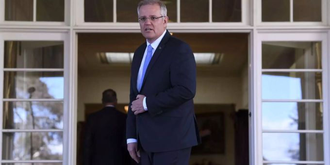 Australiens Premierminister Scott Morrison steht vor seinem Amtssitz. Australiens Premierminister Scott Morrison steht vor seinem Amtssitz.