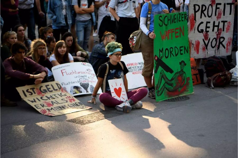 Demonstranten protestieren während einer bewilligten Spontankundgebung gegen Waffenexporte.