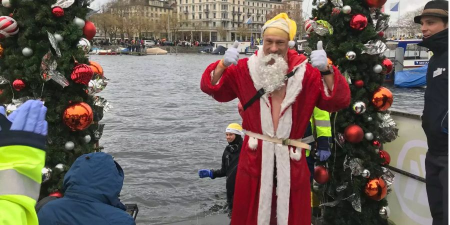 Auch andere Teilnehmer kamen verkleidet. Beim Herr hier hatte der Anzug nach dem Schwimmen ziemlich an Gewicht zugelegt.