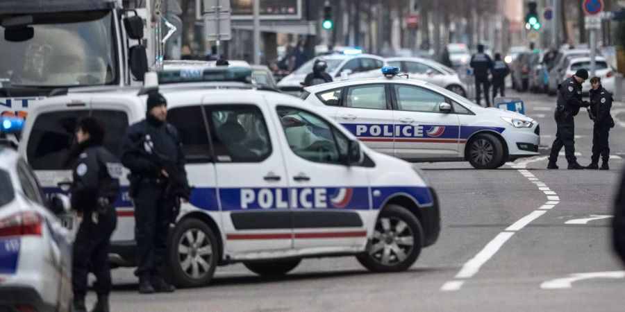 Französische Polizisten bereiten sich auf einen Einsatz in einem Stadtteil von Strassburg vor.