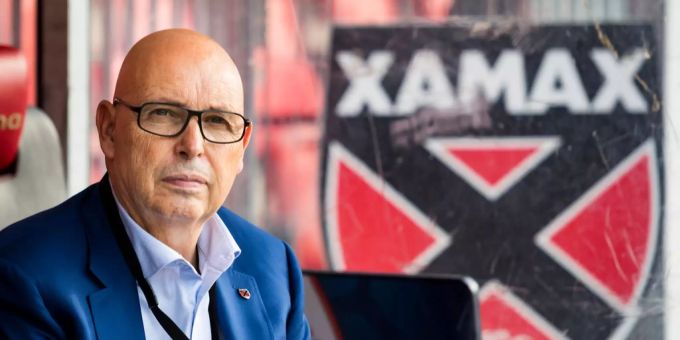 Christian Binggeli sitzt vor dem Clublogo seines Vereins Neuchatel Xamax. Christian Binggeli sitzt vor dem Clublogo seines Vereins Neuchatel Xamax.