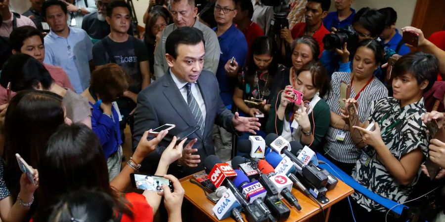 Antonio Trillanes, Senator auf den Philippinen, spricht zu Journalisten nachdem ein Haftbefehl gegen ihn erlassen wurde und er gegen Kaution entlassen wurde.