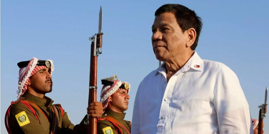 Der philippinische Präsident Rodrigo Duterte kommt auf dem Queen Alia Airport in Amman an.