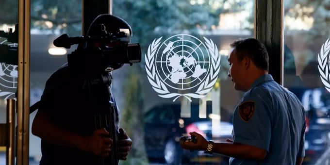 Die Schweiz war Gastgeberin für Syrien-Friedensgespräche. Ein Sicherheitsbeamter der UN redet mit einem Reporter.