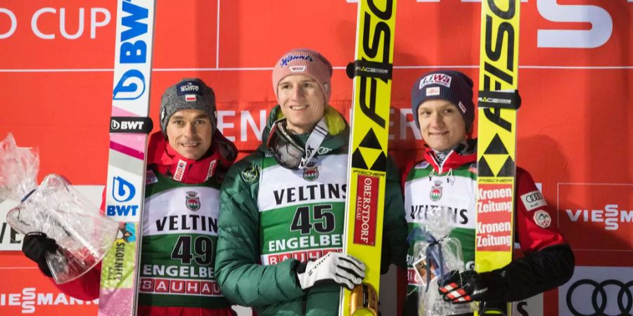 Die Sieger am Weltcup Skispringen vom Samstag (v.l.n.r.): Piotr Zyla aus Polen, Gewinner Karl Geiger aus Deutschland und Daniel Huber aus Österreich.