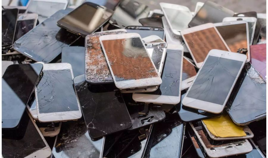 Bergeweise ausgediente Handys: Nach zwei Jahren ist vor allem für Jugendliche meistens Schluss – dann muss ein neues Smartphone her. Ein Riesenproblem für die Umwelt.
Bild: iStock