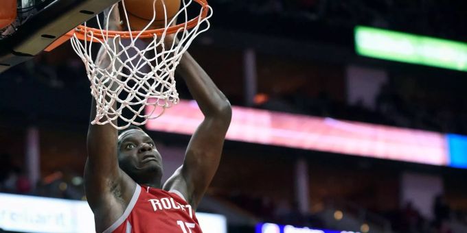 Clint Capela gelingen für einmal nicht viele Punkte. Clint Capela versenkt einen Dunk.