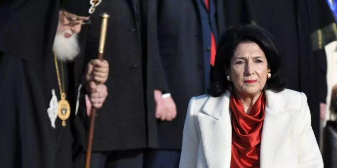 Salome Surabischwili ist die erste weibliche Präsidentin des Landes. Salome Surabischwili, die neue georgische Präsidentin, kommt zu ihrer Amtseinführung.