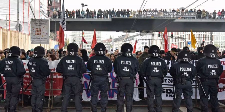 Polizisten während einer Demonstration von Rechtsextremen und Fussball-Hooligans in Deutschland.