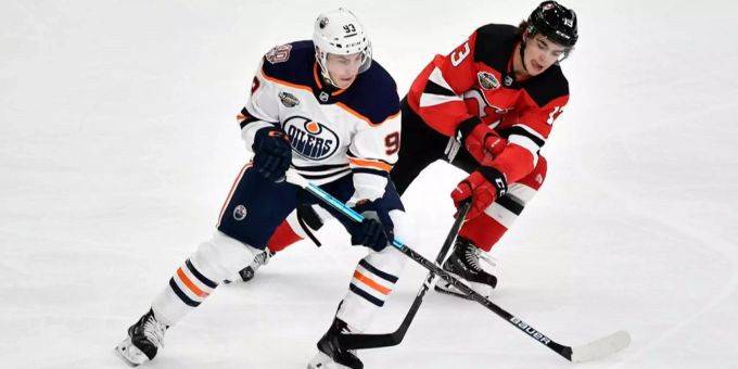 Nico Hischier kämpft mit Ryan Nugent-Hopkins von den Edmonton Oilers um den Puck. Nico Hischier kämpft mit Ryan Nugent-Hopkins von den Edmonton Oilers um den Puck.