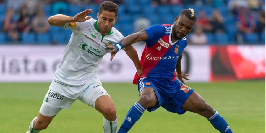 FC Basels Geoffroy Serey Dié kämpft mit St. Gallens Nassim Ben Khalifa um den Ball.