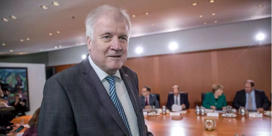 Horst Seehofer, Bundesminister für Inneres, Heimat und Bau, an der Sitzung des Bundeskabinetts im Kanzleramt.