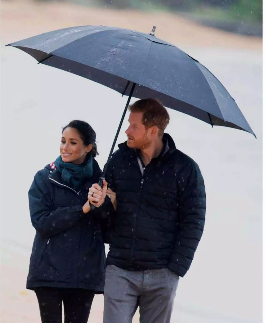 Zusammen trotzen sie dem Regen: Meghan Markle und Prinz Harry im Oktober in Neuseeland.