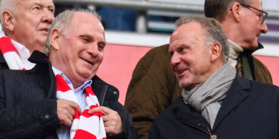 Uli Hoeness, Vereinspräsident von FC Bayern (l.) und Karl-Heinz Rummenigge, Vorstandschef von FC Bayern, unterhalten sich auf der Tribüne.