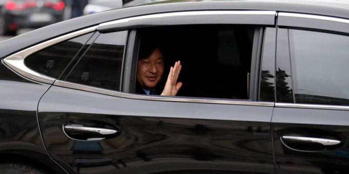 Japans Kronprinz erhält für seine Krönungszeremonie ein neues Auto. Japans Kronprinz erhält für seine Krönungszeremonie ein neues Auto.