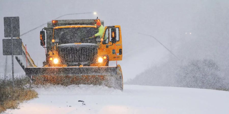 Ein Pflug auf einer verschneiten Strasse.