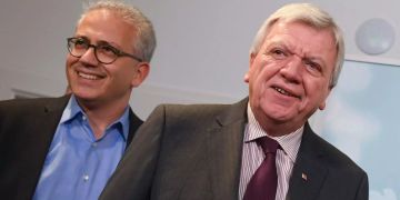 Volker Bouffier (CDU, r), Ministerpräsident des Landes Hessen, und sein bisheriger Stellvertreter Tarek Al-Wazir (Bündnis 90/Die Grünen) treten vor die Presse.