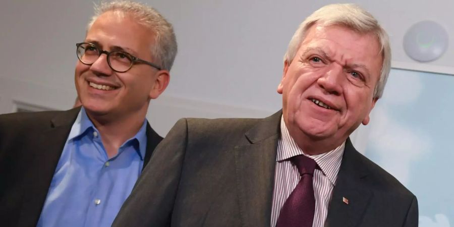 Volker Bouffier (CDU, r), Ministerpräsident des Landes Hessen, und sein bisheriger Stellvertreter Tarek Al-Wazir (Bündnis 90/Die Grünen) treten vor die Presse.