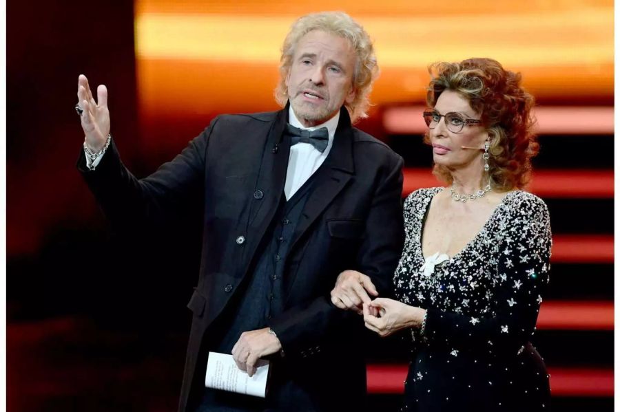 Thomas Gottschalk und Sophia Loren stehen bei der 70. Verleihung des Medienpreises Bambi auf der Bühne.