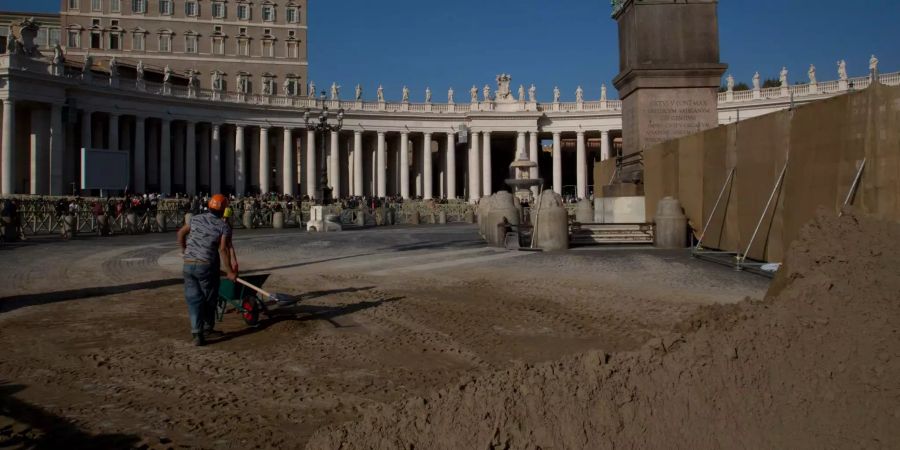 Arbeiter platzieren den Sand auf dem Petersplatz.