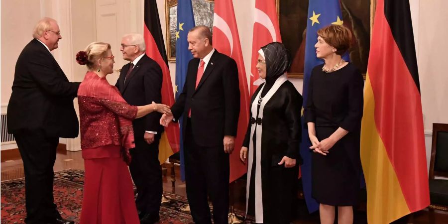 Der deutsche Bundespräsident Frank-Walter Steinmeier (l-r), Recep Tayyip Erdogan, Staatspräsident der Türkei, seine Frau Emine und Elke Büdenbender, Frau des Bundespräsidenten, begrüssen vor einem Staatsbankett auf Schloss Bellevue Martin Erdmann (l), deutscher Botschafter in der Türkei, und dessen Frau Marion.