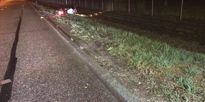 Verunfalltes weisses Motorrad neben der Strasse in einem Feld liegend - zvg Polizei Basel-Landschaft