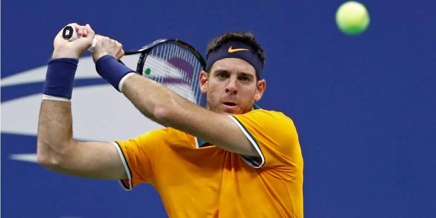 Juan Martin del Potro schaut im Match gegen Fernando Verdasco dem Ball hinterher.