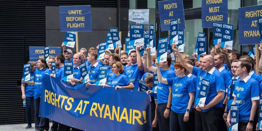 Beschäftigte der Fluggesellschaft Ryanair nehmen am 10. August beim Main Airport Center (MAC) an einer Demonstration für bessere Arbeitsbedingungen und eine bessere Bezahlung teil. Sie halten dabei ein Banner mit der Aufschrift «Rights at Ryanair» (Rechte bei Ryanair) hoch.