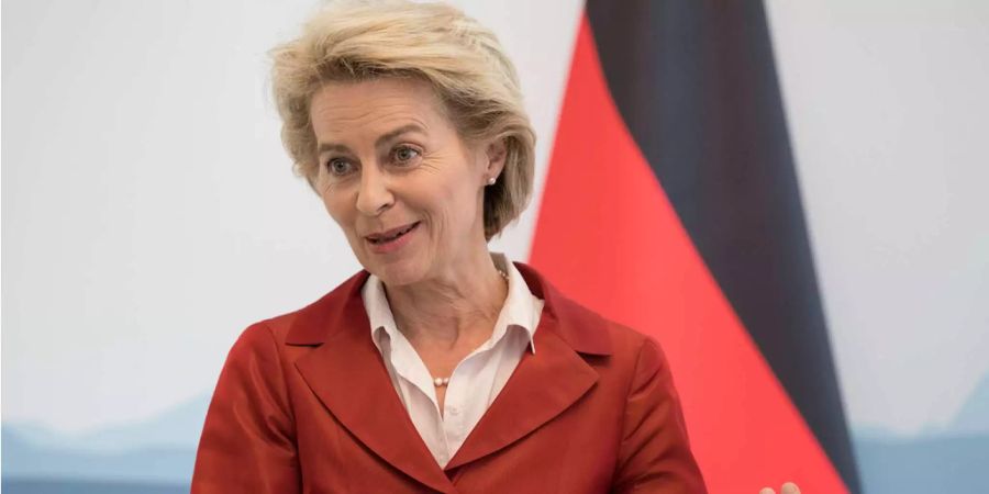 Die deutsche Verteidigungsministerin Ursula von der Leyen spricht während einer Pressekonferenz.