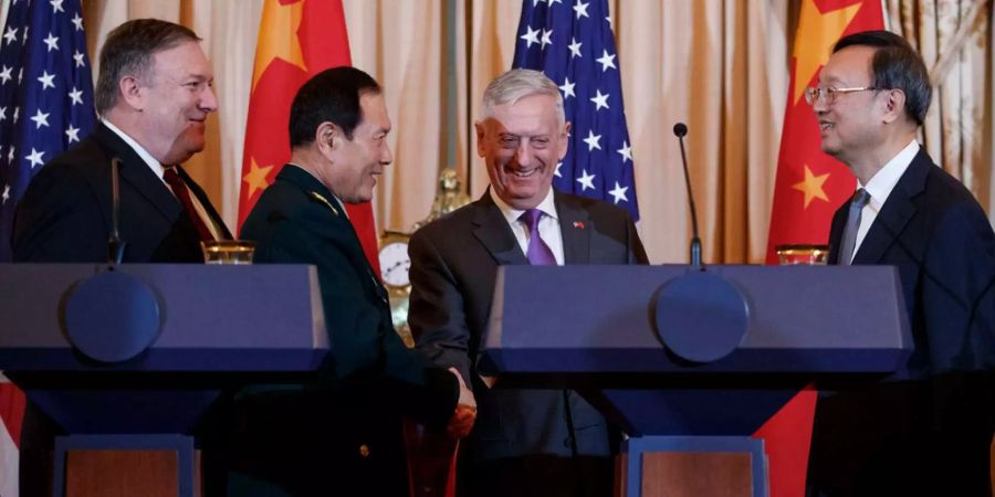 Von links: US-Aussenminister Mike Pompeo, der chinesische Staatsrat und Verteidigungsminister General Wei Fengheat, der US-Verteidigungsminister Jim Mattis und Politbüro-Mitglied Yang Jiechi schütteln sich nach der Pressekonferenz in Washington die Hände.