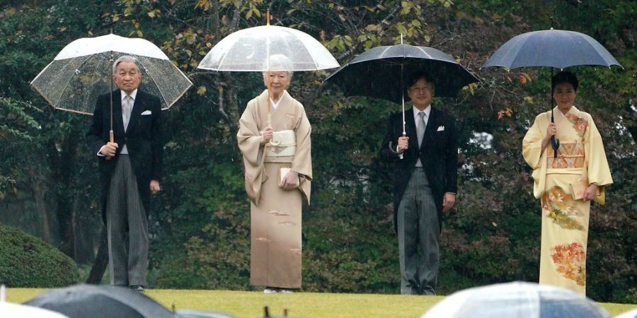 Japans Kaiserpaar Akihito und Michiko (l.) und das Kronprinzpaar Naruhito und Masako (r.) begrüssen Gäste an einer Herbst-Gartenparty im Akasaka Palace Imperial Garden in Tokio.