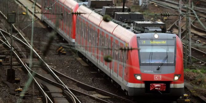 Eine S-Bahn fährt auf den Gleisen am Hauptbahnhof.