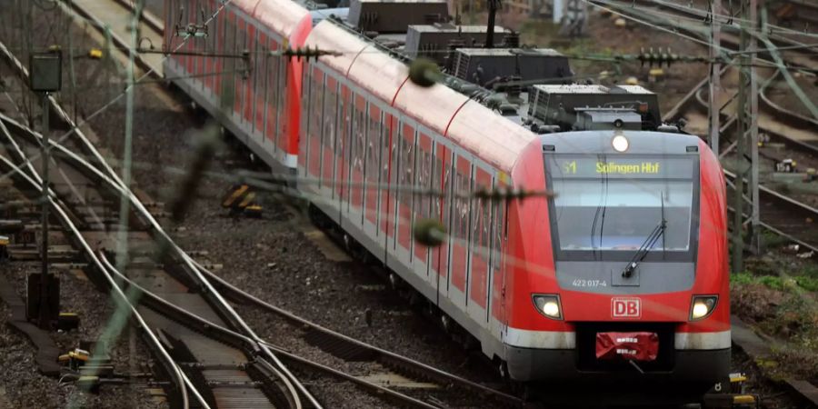 Eine S-Bahn fährt auf den Gleisen am Hauptbahnhof.