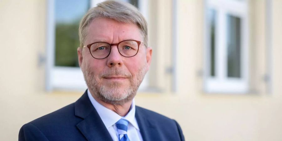 Hans-Eckhard Sommer, Präsident des Bundesamtes für Migration und Flüchtlinge (BAMF), blickt bei der Gründungsfeier des Landesamtes für Asyl und Rückführungen in die Kamera.