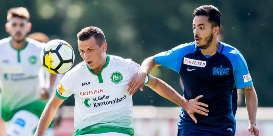 Stjepan Kukuruzovic (l.) gegen Salim Khelifi vom FC Zürich.